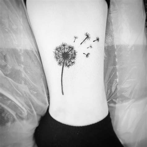 tatuajes de diente de león para mujer|45 tatuajes de diente de león con significado especial。